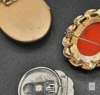 3-Piece Cameo-Style Lot &ndash; Brooch, Scarf Clip & Hinged Case