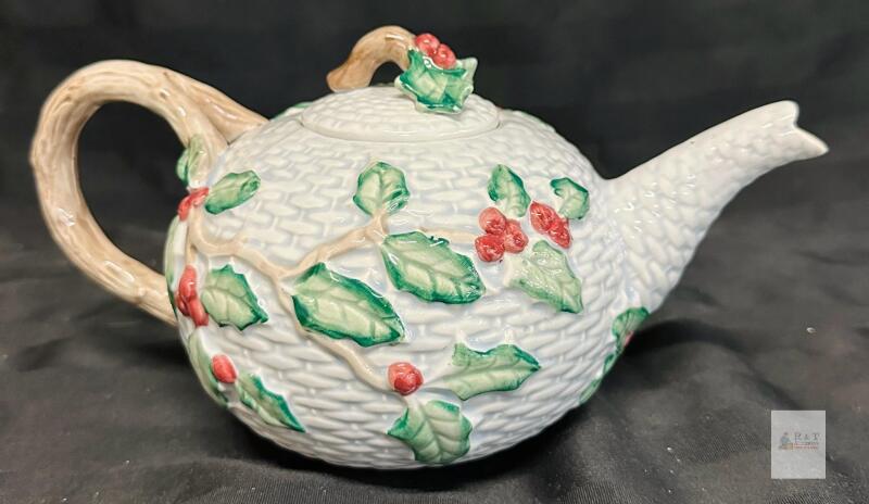 FF Korea Ceramic Teapot with Holly Berry Design, 36-44 fl oz Capacity