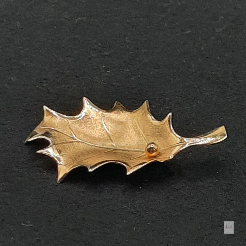Vintage Giovanni Gold-Tone Leaf Brooch with Detailed Veins and 3D Design