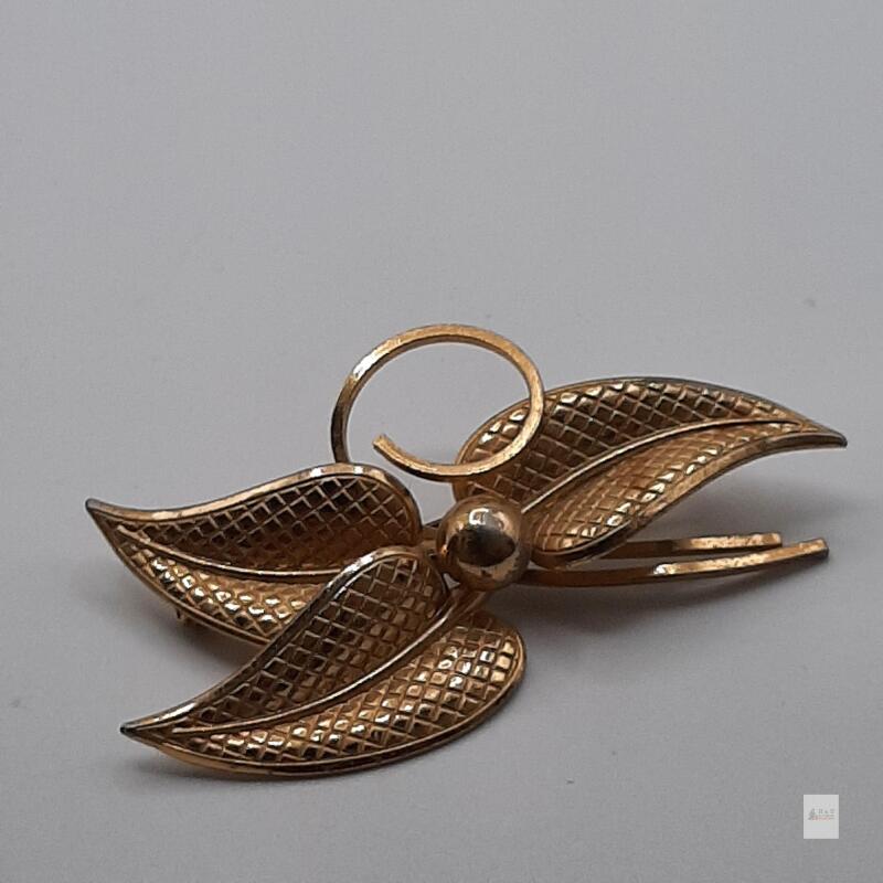 Vintage Gold Tone Floral Brooch &ndash; Lattice Textured Petals, Three-Leaf Pin, Mid-Century Style