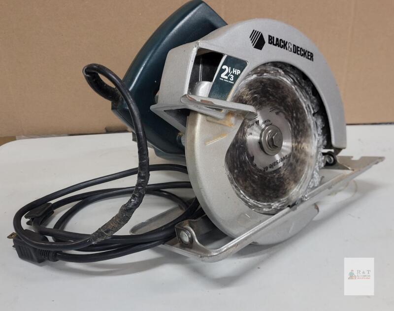 Black & Decker 7-1/4" Corded Circular Saw & Blades . Working