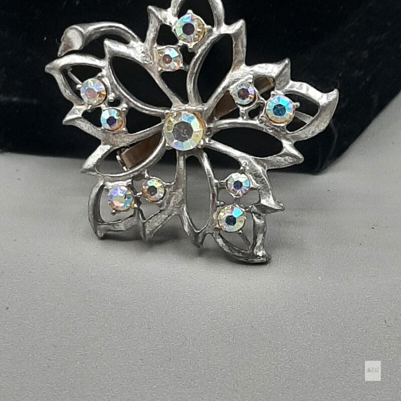 Vintage Floral Aurora Borealis Rhinestone Brooch &ndash; Silvertone Openwork Leaf Pin 1.75&rdquo;