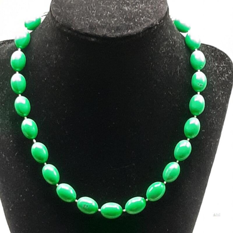 Vintage 1950s&ndash;1960s Bright Green Oval Bead Necklace with Gold-Tone Chain as is
