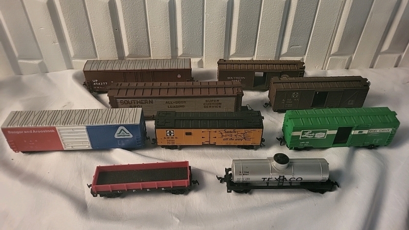 9 HO Scale Model Train Cars