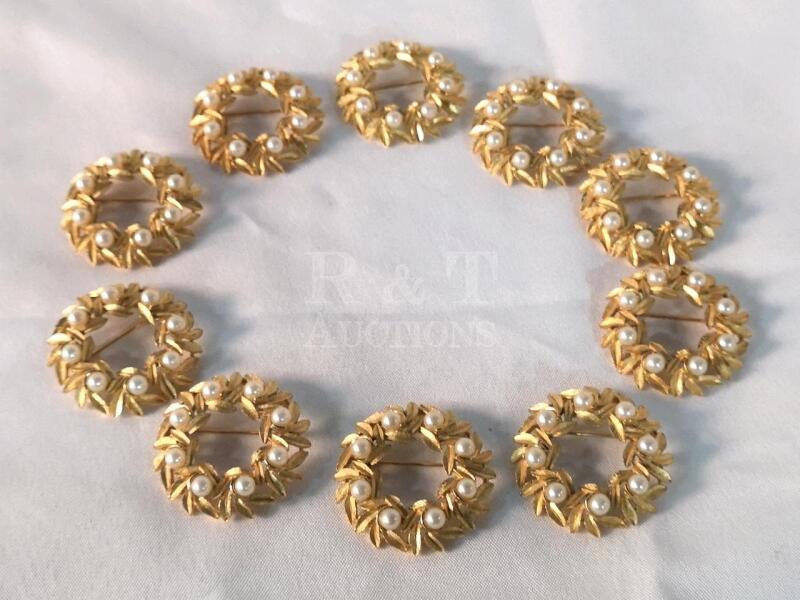 10 Vintage Wreath Brooches - Avon