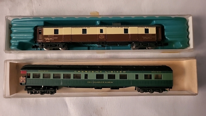 2 Vintage Rivarossi N Scale Model Train Cars