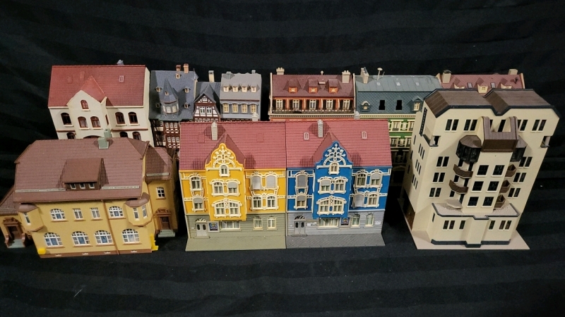 Assembled Model Buildings for Model Train Sets