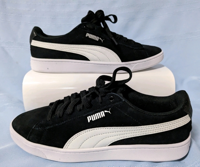 New PUMA Women's Vikky V2 Sneakers (Size 9.5)