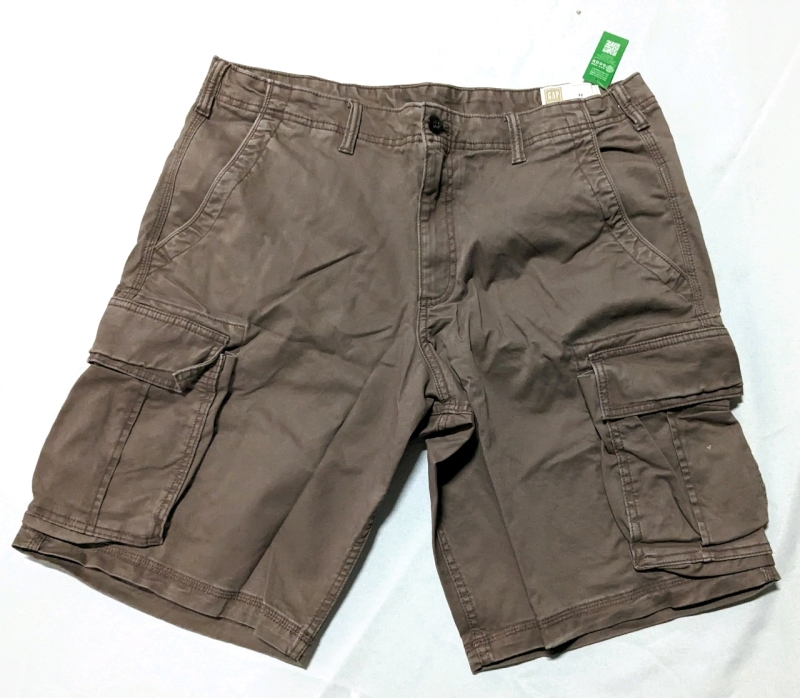 New GAP Cargo Short Peppercorn: Size 36