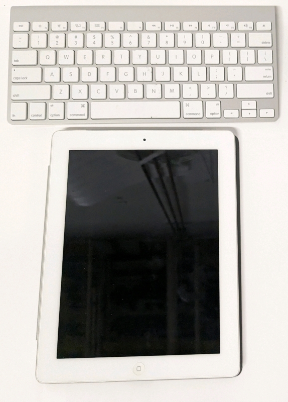 Apple 32GB iPad 2 (2016) & Apple Wireless Bluetooth Keyboard (As-Is)