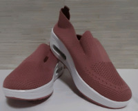 New Rose Coloured Knit Sneakers Size 6.5 CAN / 37 EUR