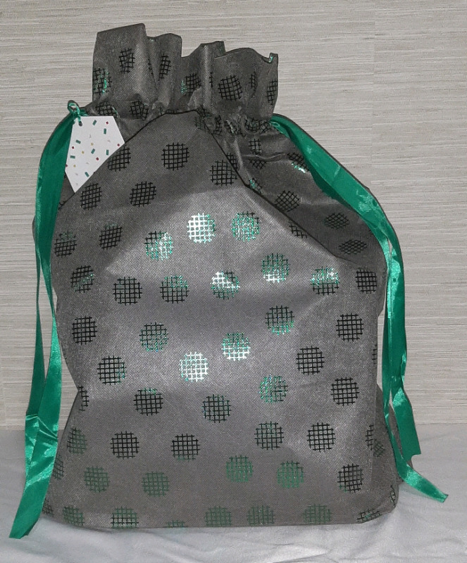 New Christmas Gift Bags, 1 Case of 100