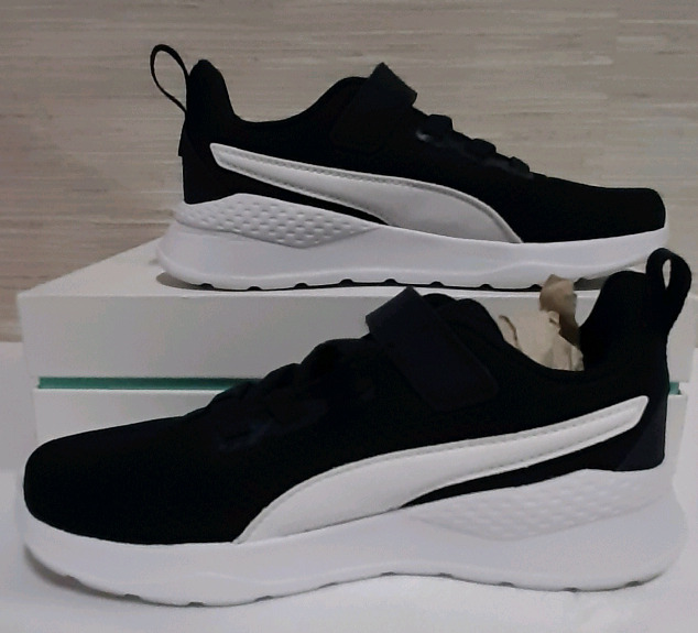 PUMA Children's Anzarun Lite Size 13C. CAN 31 EUR