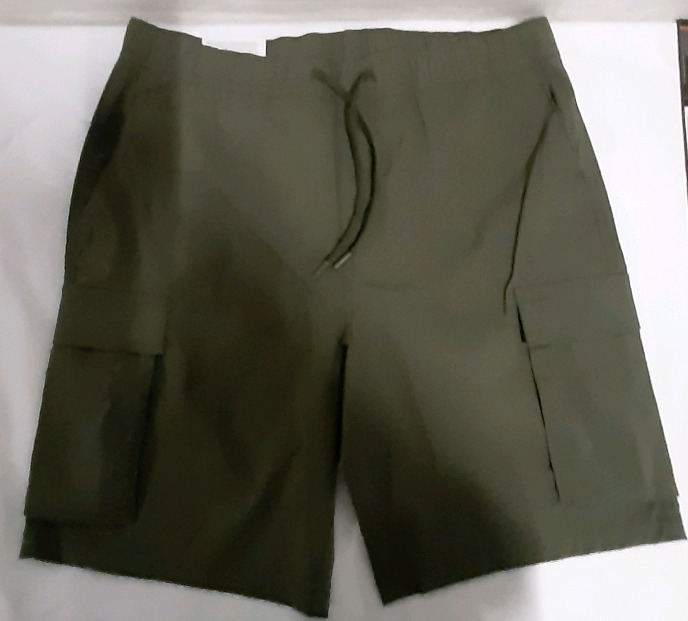 New H&M Men's Cargo Shorts in Green Size L