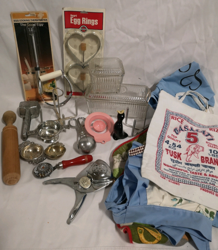Vintage Kitchen Lot - Aprons, Refrigerator Containers++