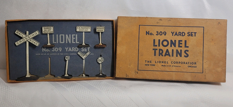 Lionel Trains O / 027 Gauge Yard Set Signs No. 309 w/Box - missing Stop Sign