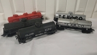 5 HO Scale Model Train Cars