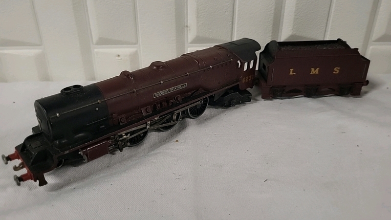 Vintage Hornby HO Scale Model Train Engine & Tender