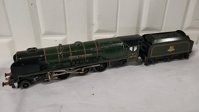 Vintage Hornby HO Scale Model Train Engine & Tender