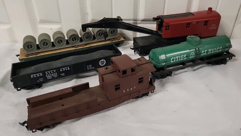 5 Vintage HO Scale Model Train Cars