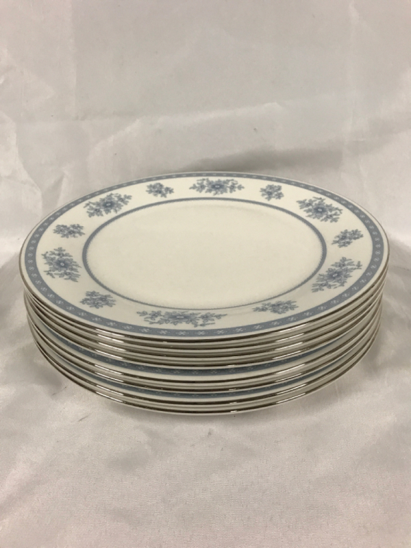 8 Royal Doulton Dinner Plates 10.5 inch wide