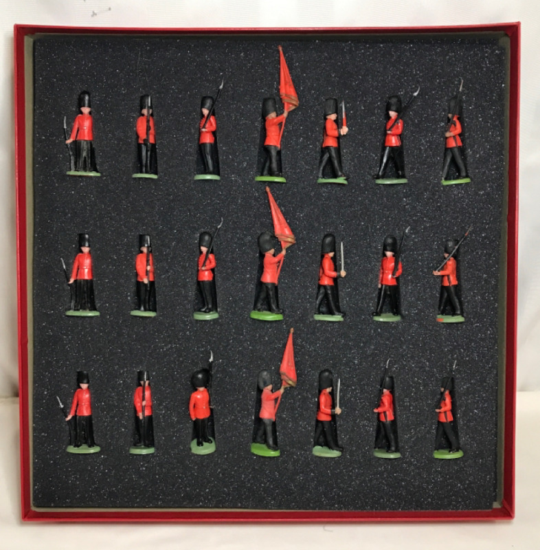 21 Plastic Britains Soldiers of The Coldstream Guards