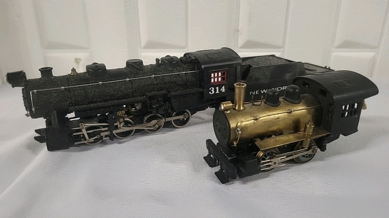 2 HO Scale Model Train Engines & 1 Tender