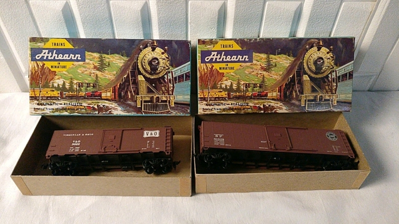 2 Vintage Athearn Ho Scale Miniature Model Train Cars
