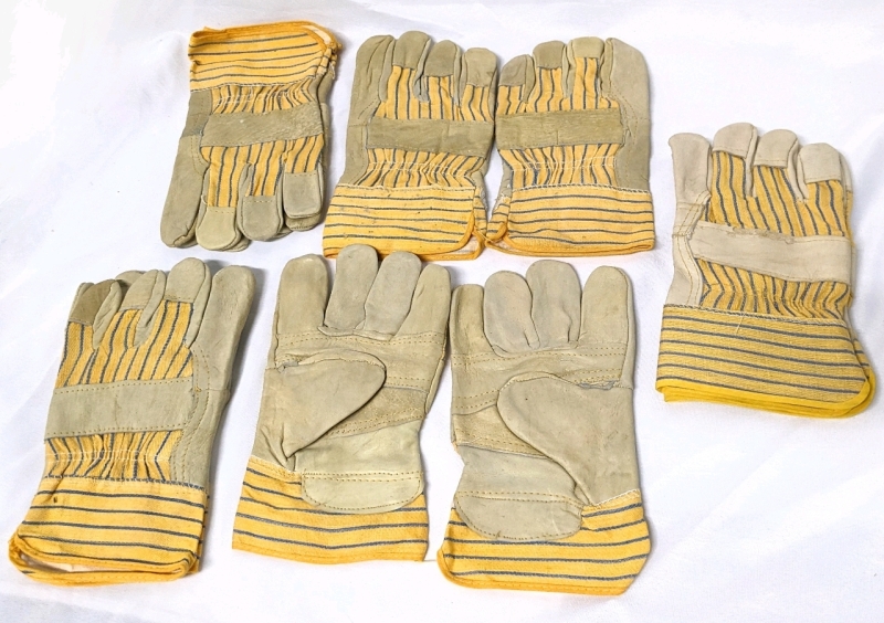 5 New Pairs of Work Gloves (Mens Medium?)