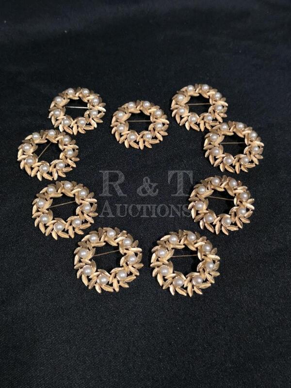 9 Vintage Wreath Brooches - Avon