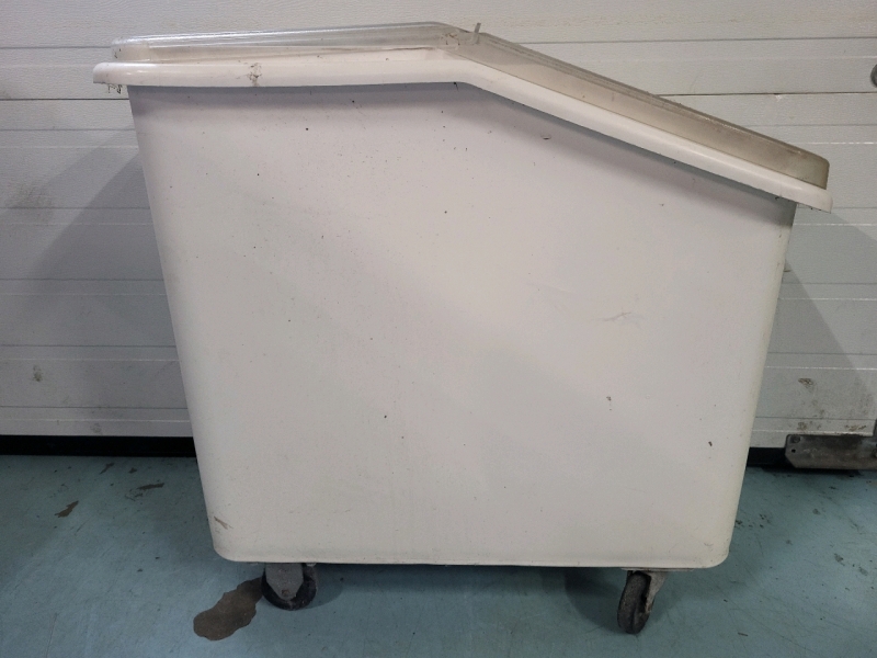 Robbermaid Commercial Grade Plastic Storage Bin on Wheels with Lid