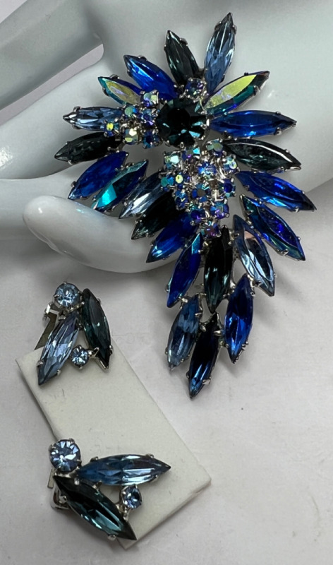 Vintage Exquisite Blue Rhinestone Brooch with Earrings