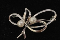 Vintage signed Mikimoto Pearl sterling Brooch