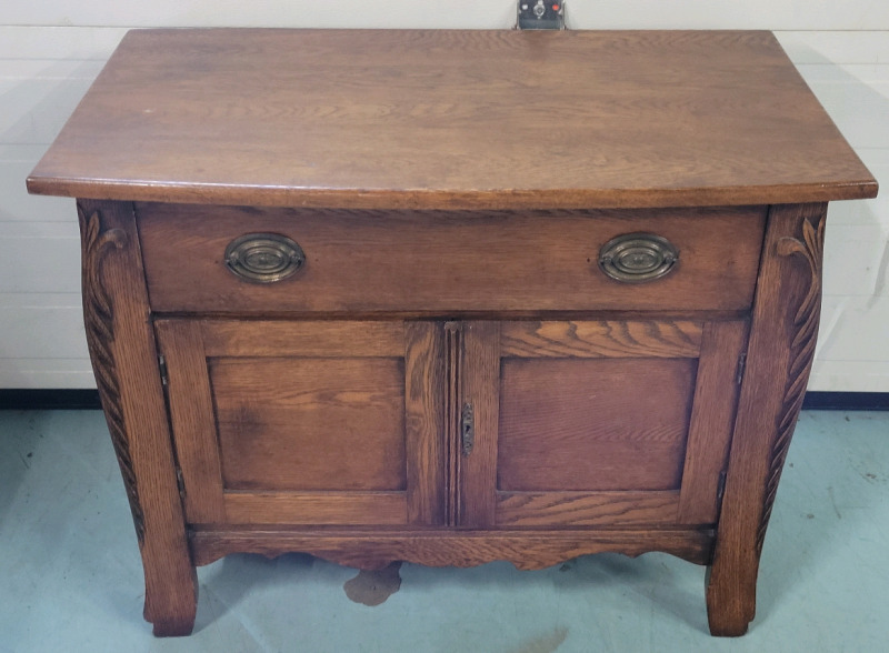 Vintage Washstand , Measures 32.5"×26"×18 3/4"