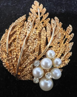 Vintage CORO tired Pearl Rhinestone Brooch