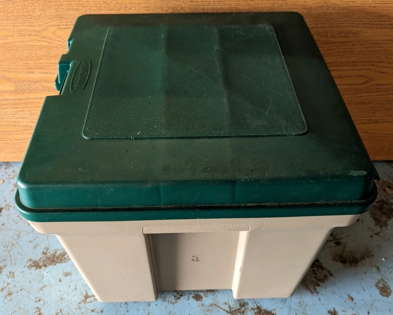 Rubbermaid Container with Hinged Lid.