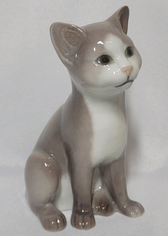 Bing & Grondahl Copenhagen Porcelain Cat Figure , Made in Denmark