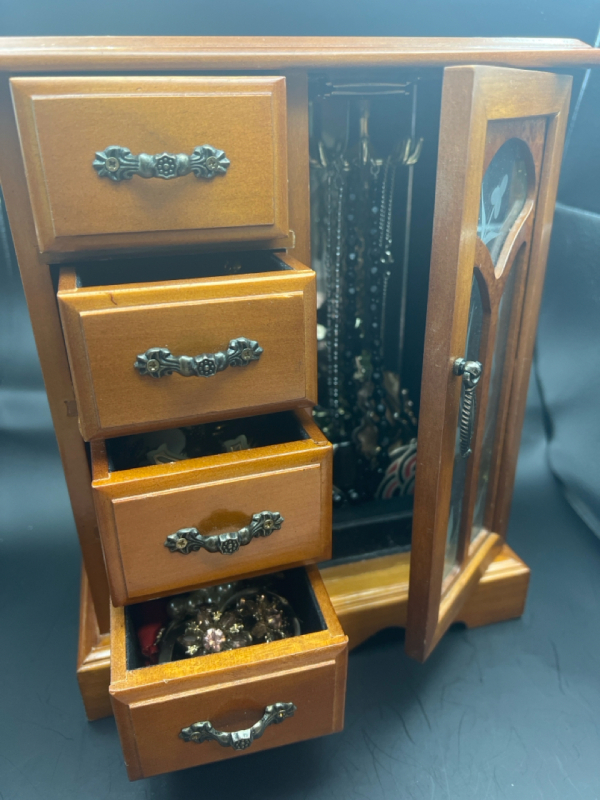 Assorted Vintage Jewellery in Wood Jewellery Box