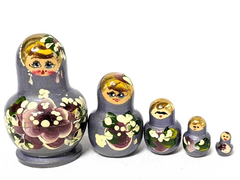 Vintage & Small Set of 5 Matryushka Nesting Dolls