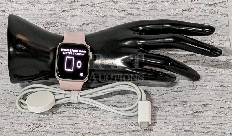 APPLE WATCH SE (2nd Gen) 40mm Starlight Aluminum GPS with Solo Loop Silicone Fitted Band.