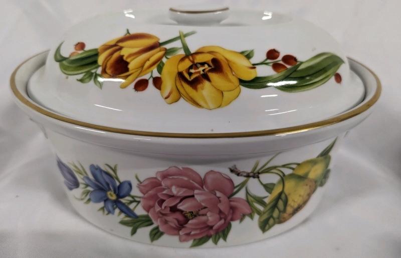 Vintage Royal Worcester England "Pershore" 2.5 Quart Covered Casserole Dish.