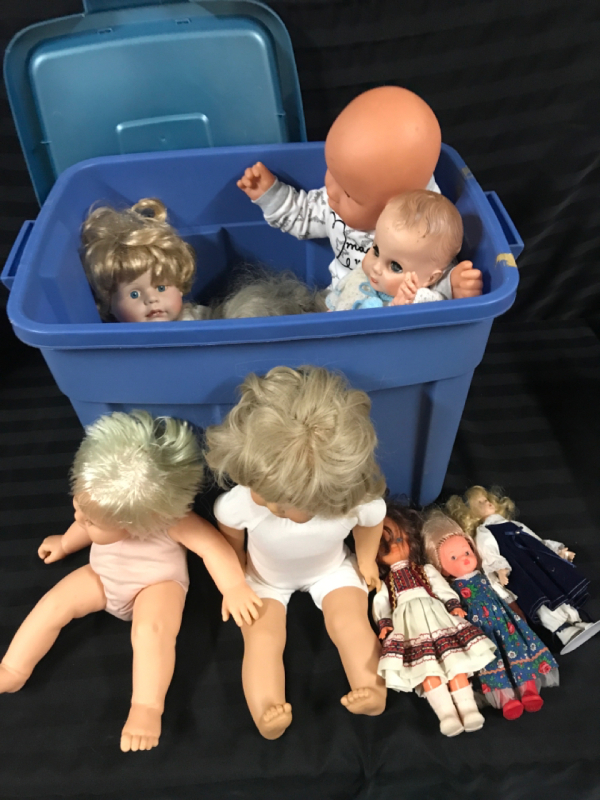 Big Tote of 9 Dolls