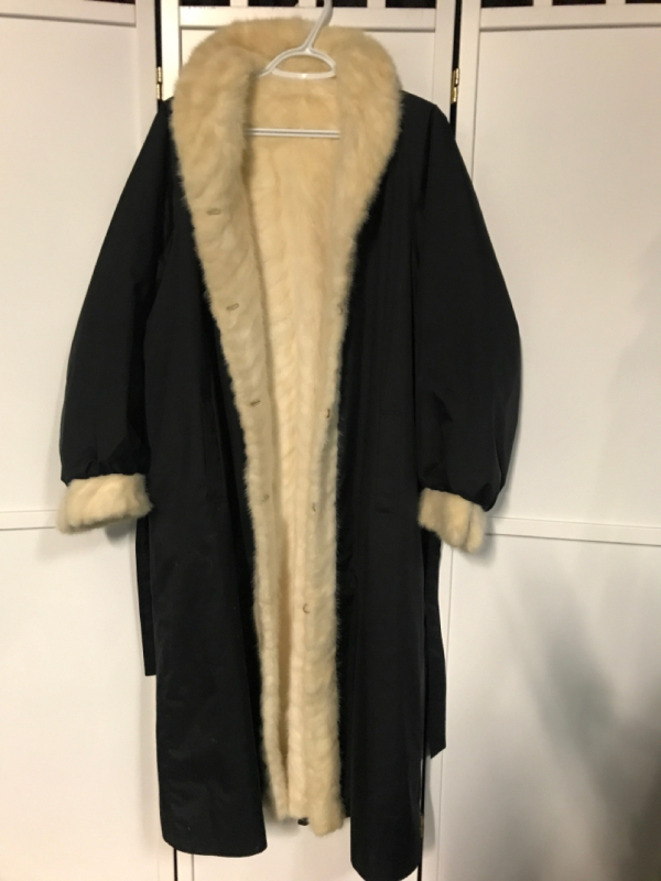 Lady’s Reversible Coat Black Shell & White Fur Linning