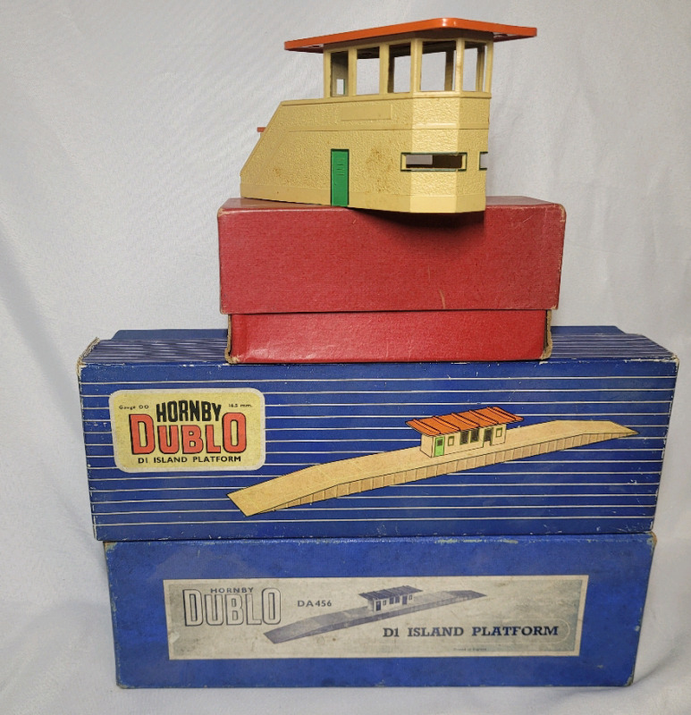 Vintage Hornby Dublo OO Gauge D1 Island Platforms & Tower - Toy Train Accessories