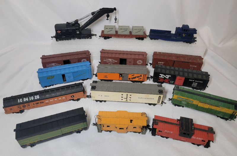 Vintage HO Gauge Toy Train Railroad Cars , 15 Cars Various Condition