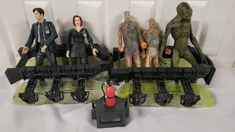 Vintage X-Files Figures + Includes Muldar & Scully