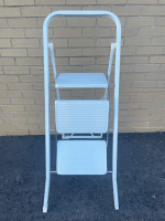 Pre-owned 3 ft white ladder with three steps