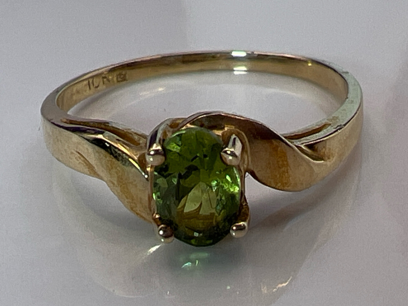 10K Gold Vintage Peridot Stone Ring