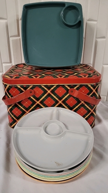 15 Vintage Plastic Dinner Trays & Metal Picnic Tin