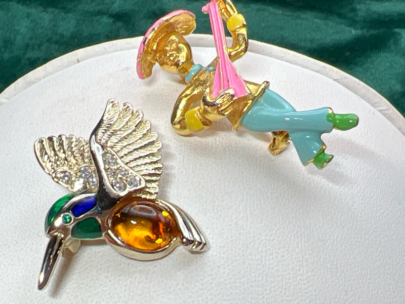 Jelly Belly Rhinestone Hummingbird Enamel Pipa playing Brooches